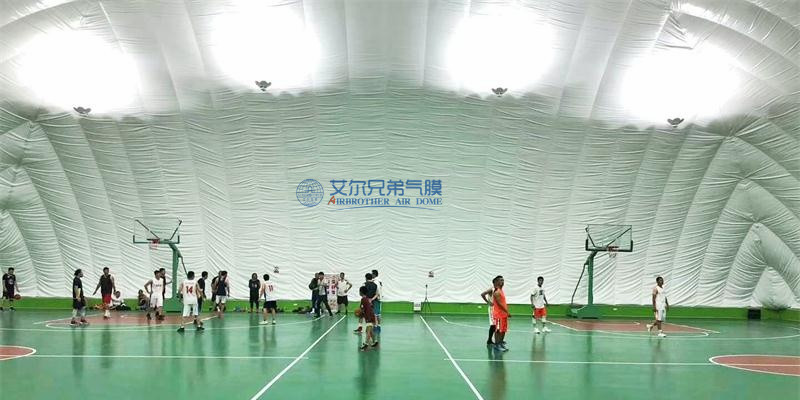 新型体育场馆建筑，外观大气，造价不高